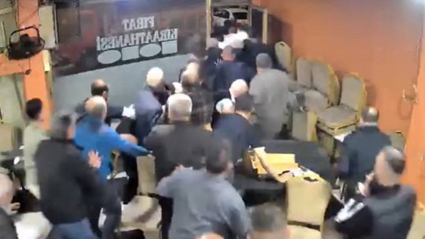 İstanbul’daki kahvehanede yaşandı: Sokaktaki sesin etkisiyle kendilerini dışarı attılar