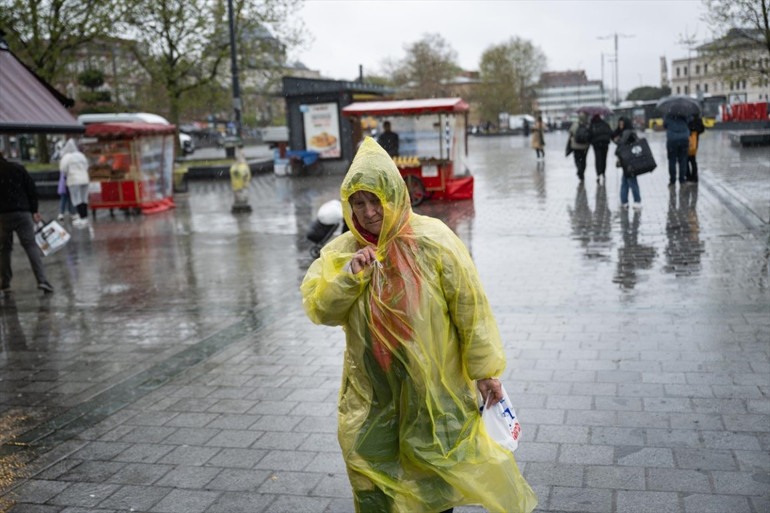 İstanbullular dikkat Meteoroloji saat vererek uyardı: Yağışlar yeniden geliyor