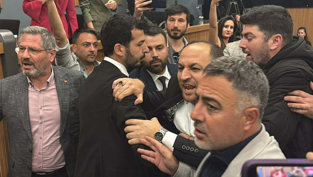 İzmir Büyükşehir Belediye Meclisi’nde gerginlik! AK Parti’li ve CHP’li üyeler arasında arbede yaşandı