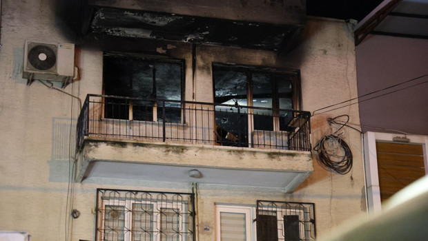 İzmir’de evde çıkan yangında baba öldü, oğlu entübe edildi