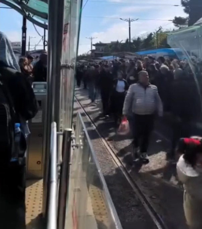 Kabataş-Bağcılar Tramvay Hattında arıza: Yolcular raylarda yürüdü