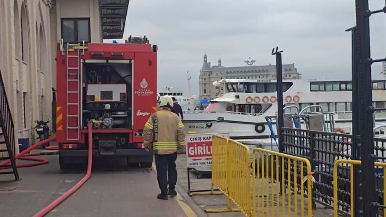 Kadıköydeki tekne yangınına müdahale edildi