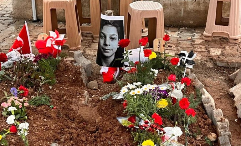 Kahramanmaraşta ortaokula saldırı... Öğrenci mezarlarına bırakılan notlar duygulandırdı