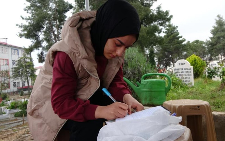 Kahramanmaraşta ortaokula saldırı... Öğrenci mezarlarına bırakılan notlar duygulandırdı