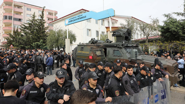 Kahramanmaraş’taki okula silahlı saldırı | Silah seslerini duyan öğrenciler, sıraları siper yapmış