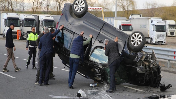Kavuşsak dönüşünde kaza… Araç savruldu, 4 yaralı