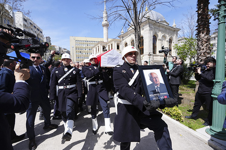 Kılıçdaroğlu, Özgür Özelin elini sıkmadan geçti: Eski TBMM Başkanı Hüsamettin Cindorukun cenazesinde gergin anlar