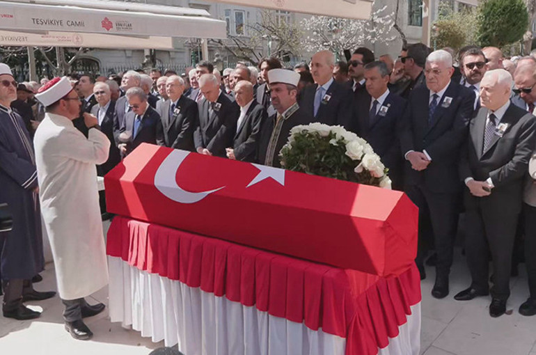 Kılıçdaroğlu, Özgür Özelin elini sıkmadan geçti: Eski TBMM Başkanı Hüsamettin Cindorukun cenazesinde gergin anlar