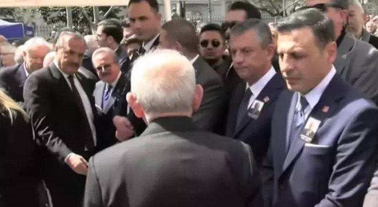 Kılıçdaroğlu, Özgür Özelin elini sıkmadan geçti: Eski TBMM Başkanı Hüsamettin Cindorukun cenazesinde gergin anlar