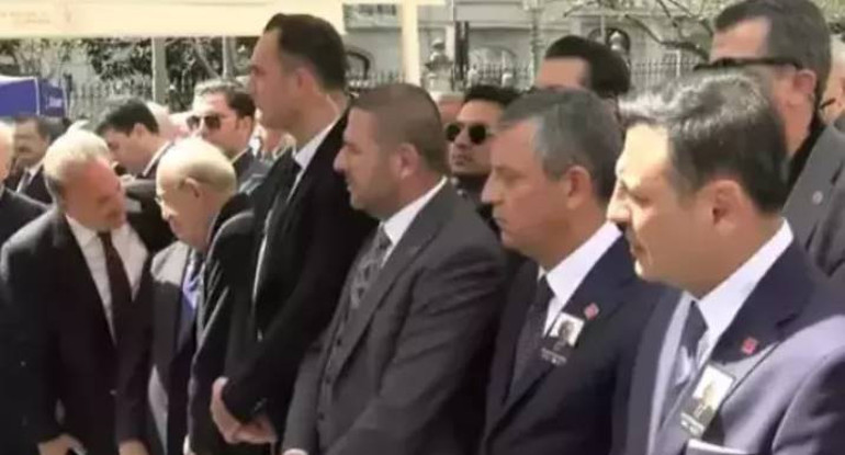 Kılıçdaroğlu, Özgür Özelin elini sıkmadan geçti: Eski TBMM Başkanı Hüsamettin Cindorukun cenazesinde gergin anlar