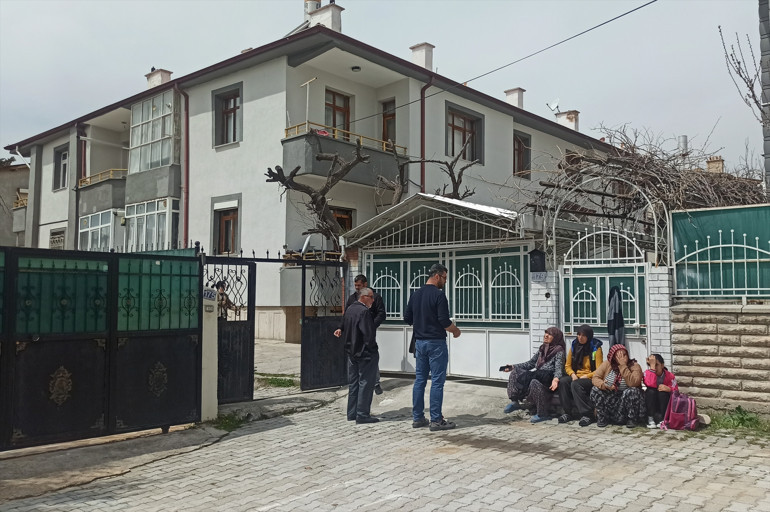 Konyada 3.2 büyüklüğündeki depremin ardından 2 bina tahliye edildi Büyük çatlaklar oluştu