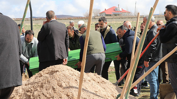 Köpeklerin saldırısında hayatını kaybeden küçük Hamza, toprağa verildi