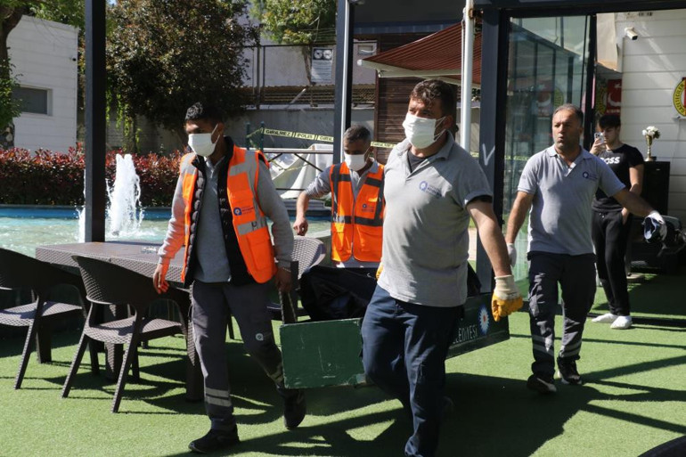 Kötü kokudan şüphelenmişlerdi... Reklam panosundan insan cesedi çıktı