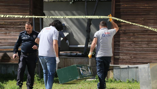 Kötü kokudan şüphelenmişlerdi… Reklam panosundan insan cesedi çıktı