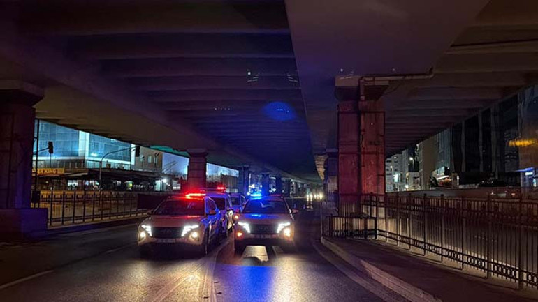 Lüks otomobil sürücüsü demir korkuluklara çarptı: 3 yaralı