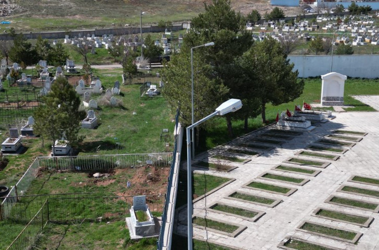 Mezarlardaki detay tartışma konusu oldu | Şehitlerin kabri ile sivillerin kabri farklı... Kazdıkları sırada yapılan hata sebep oluyor
