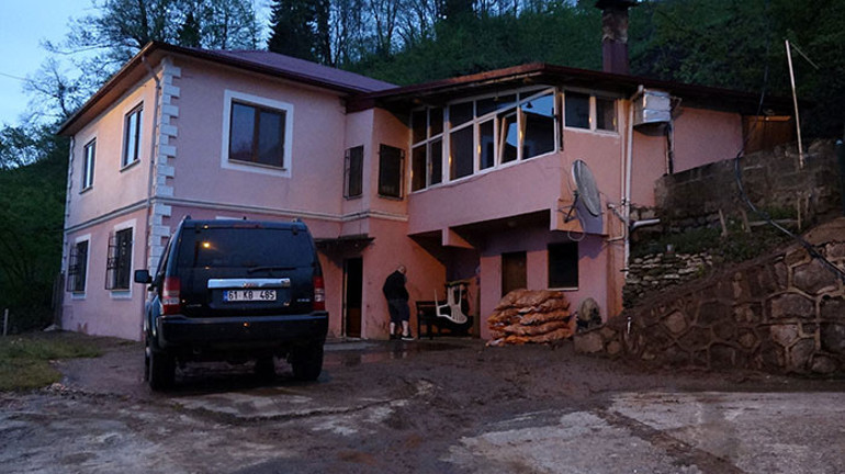 Misafirliğe gitti, ölümden döndü Trabzonda iki katlı ev toprağa gömüldü