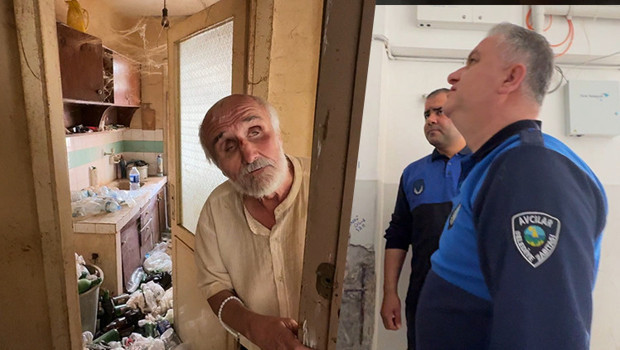 Müzisyenin kazayla başlayan dramı: Komşuların yardımı fayda vermedi, 2 günde evini çöp eve çevirdi