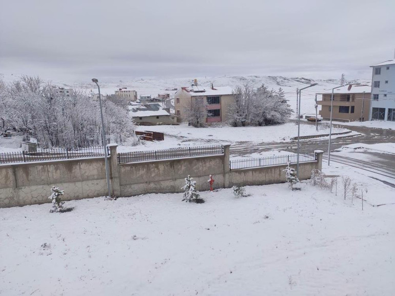 Nisanda kar sürprizi: İlçe beyaza büründü