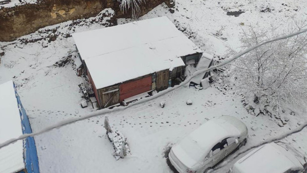 Nisan’da kar sürprizi: İlçe beyaza büründü