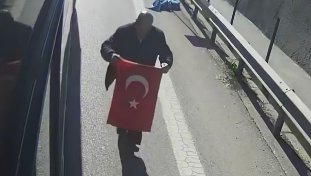 Otobüs şoföründen alkışlanacak bayrak hassasiyeti