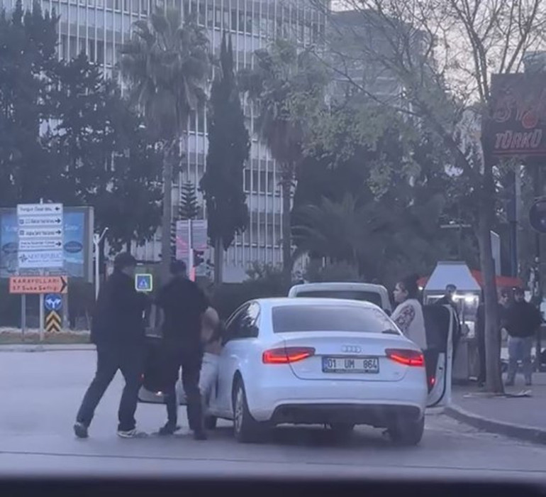 Otomobilden indirdikleri kadını yere attılar