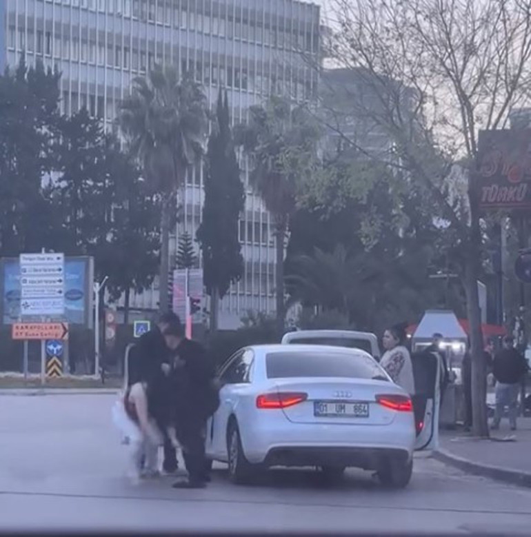 Otomobilden indirdikleri kadını yere attılar