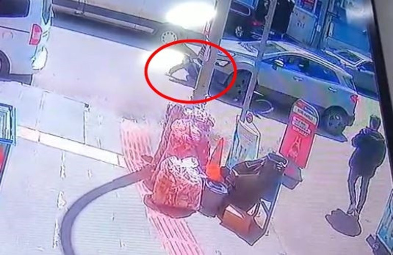 Otomobilin altında kalan çocuk metrelerce sürüklendi