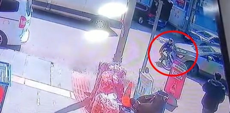 Otomobilin altında kalan çocuk metrelerce sürüklendi