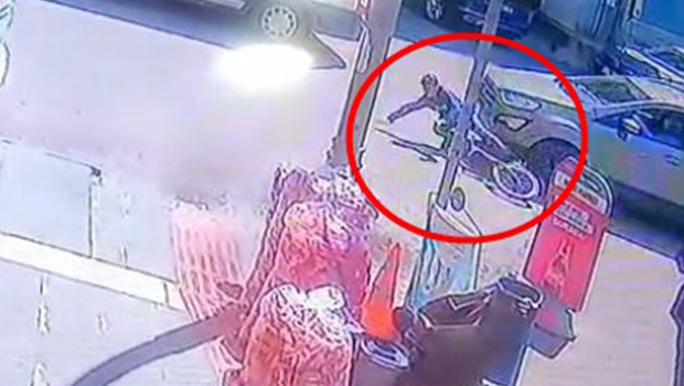 Otomobilin altında kalan çocuk metrelerce sürüklendi