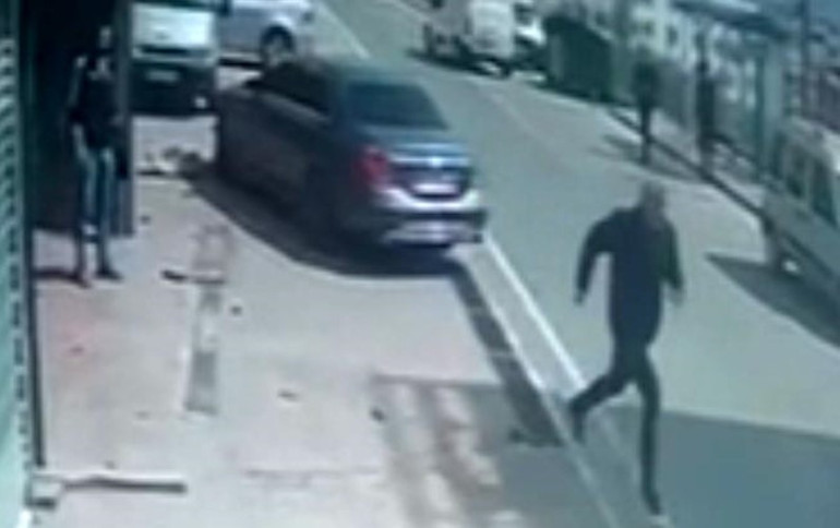 Otomobille motosiklet çarpıştı, yere savrulan motosiklet sürücüsü kaçtı