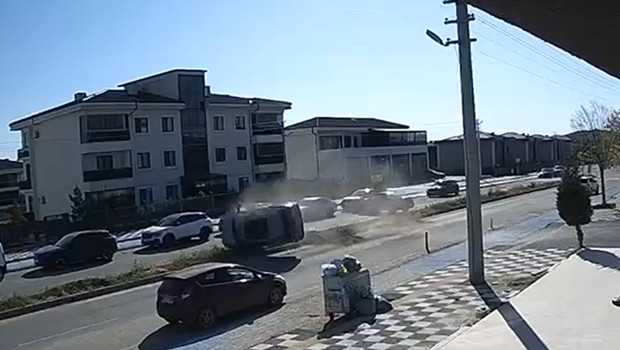 Park alanından çıkan otomobile çarpıp takla attı: 2’si çocuk 5 yaralı