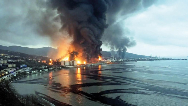 Rus rafinerilerinden binlerce ton petrol sızdı… Karadeniz’de siyah tehlike