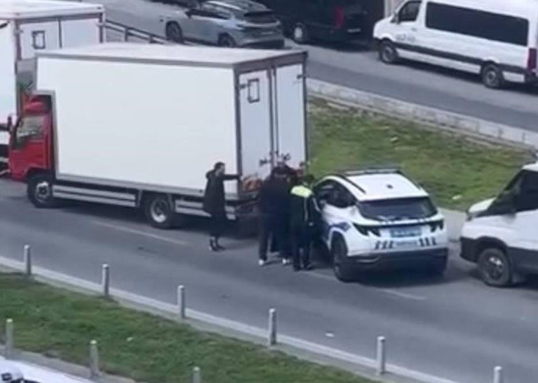 Sinir krizi geçirdi, kucağındaki bebeğiyle bağırıp tepki gösterdi