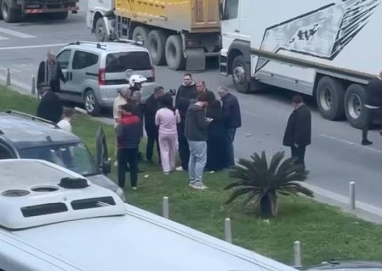 Sinir krizi geçirdi, kucağındaki bebeğiyle bağırıp tepki gösterdi