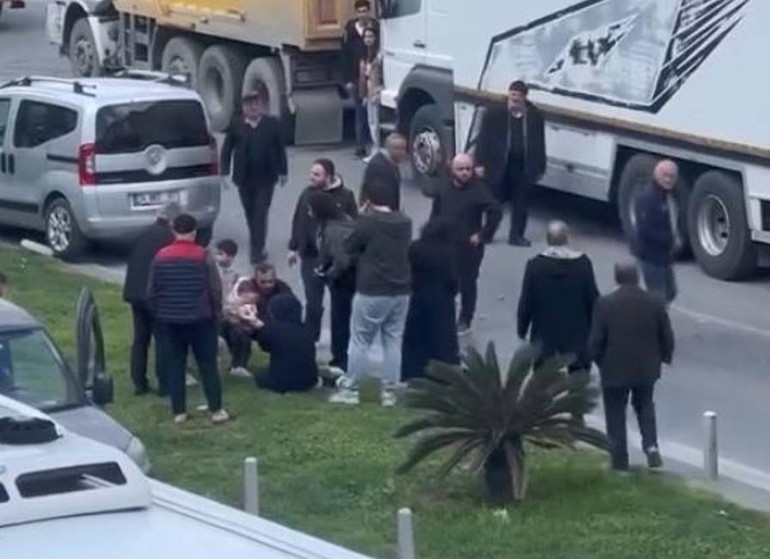 Sinir krizi geçirdi, kucağındaki bebeğiyle bağırıp tepki gösterdi