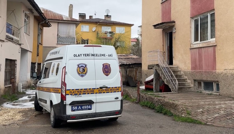 Sivasta korkunç olay: Genç kadını defalarca bıçaklayıp kapıyı üzerinden kilitleyerek kaçtı