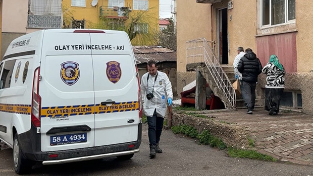 Sivas’ta korkunç olay: Genç kadını defalarca bıçaklayıp kapıyı üzerinden kilitleyerek kaçtı