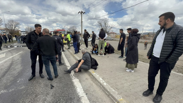 Spor kulübü tesislerinin önünde kaza: 4ü futbolcu 6 yaralı