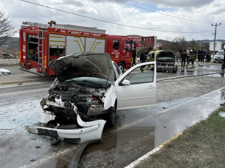 Spor kulübü tesislerinin önünde kaza: 4ü futbolcu 6 yaralı