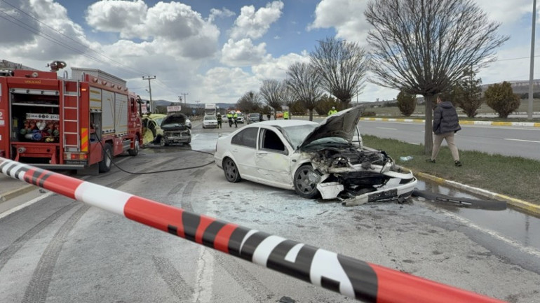 Spor kulübü tesislerinin önünde kaza: 4ü futbolcu 6 yaralı