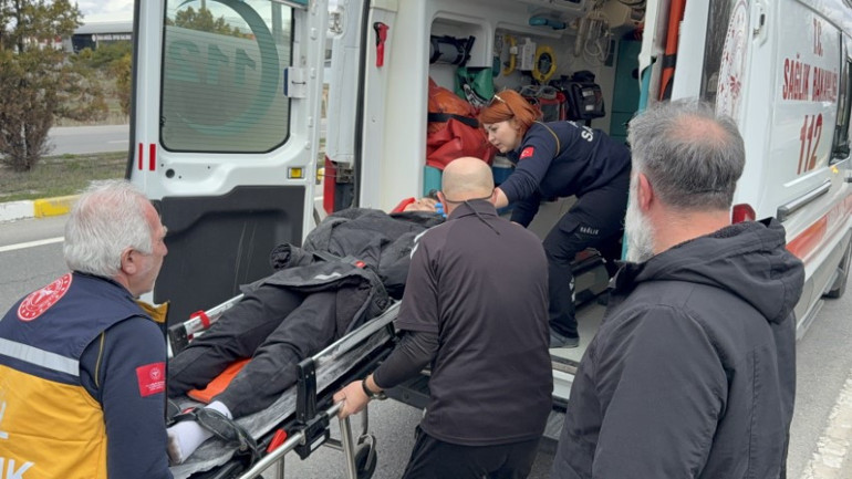 Spor kulübü tesislerinin önünde kaza: 4ü futbolcu 6 yaralı