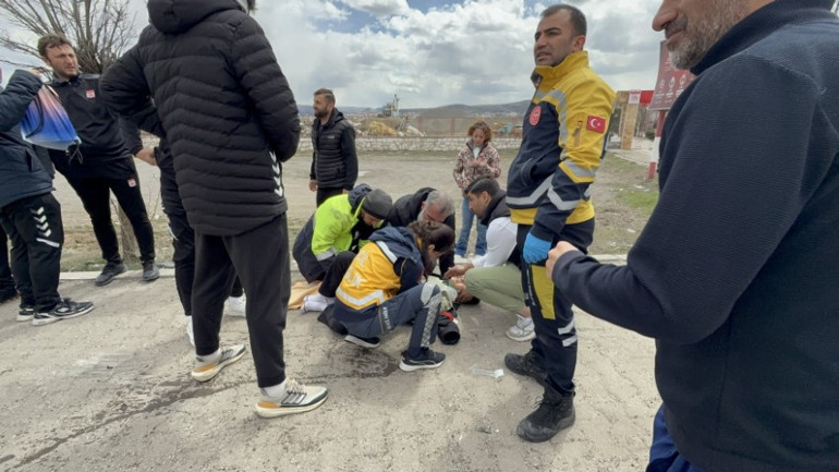 Spor kulübü tesislerinin önünde kaza: 4ü futbolcu 6 yaralı