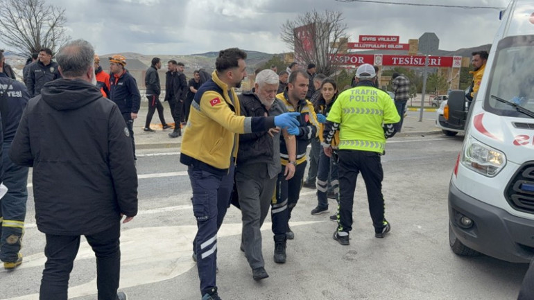 Spor kulübü tesislerinin önünde kaza: 4ü futbolcu 6 yaralı