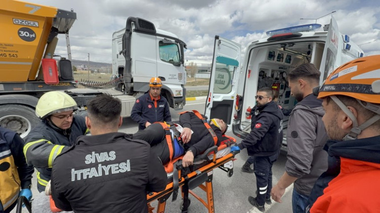 Spor kulübü tesislerinin önünde kaza: 4ü futbolcu 6 yaralı