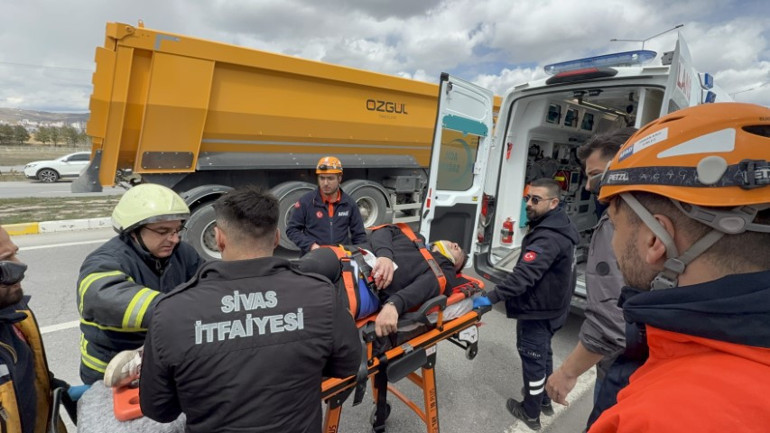 Spor kulübü tesislerinin önünde kaza: 4ü futbolcu 6 yaralı