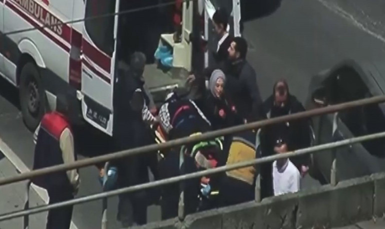 Takla atan otomobil alt geçide çarptı: 1 yaralı