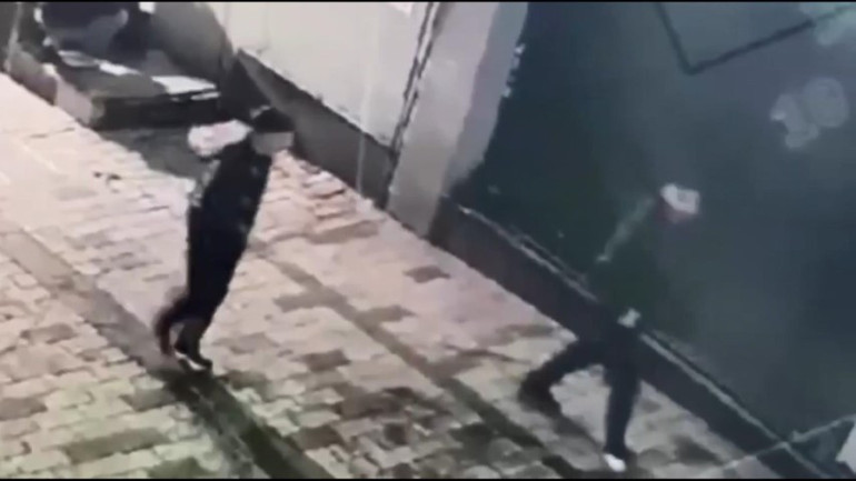 Taksimde kendinden geçen kişiyi gözlerine kestirmişlerdi: Amaçlarına ulaşamadan yakalandılar