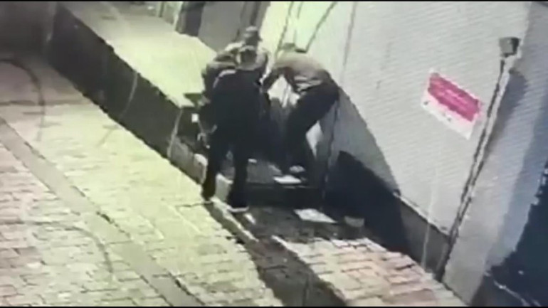 Taksimde kendinden geçen kişiyi gözlerine kestirmişlerdi: Amaçlarına ulaşamadan yakalandılar