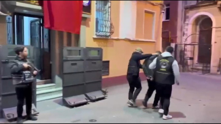 Taksimde kendinden geçen kişiyi gözlerine kestirmişlerdi: Amaçlarına ulaşamadan yakalandılar